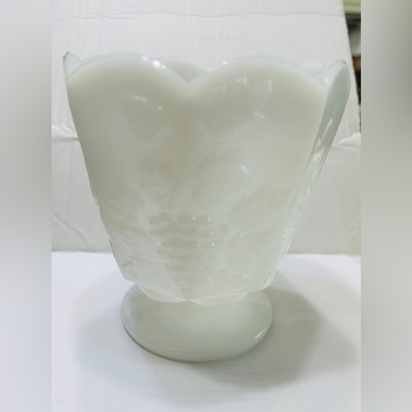 E O Brody Other - Vintage milk glass planter. Excellent condition. White, NO stains. Grape/leaf.